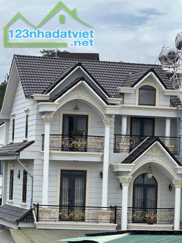 Dư nhà k ở lại k có người trông coi nên gd e cần bán nhanh căn biệt thự mini phường 9
