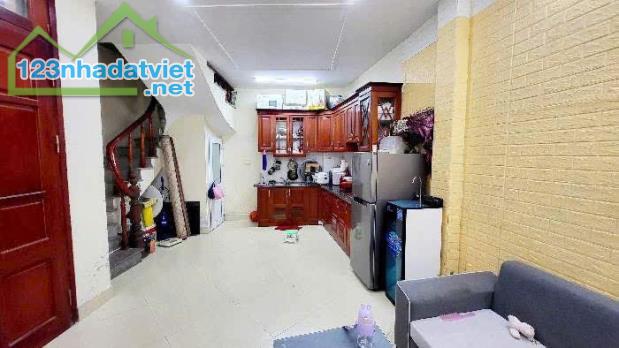 Cho thuê nhà ngõ Hoàng Mai 5 tầng x 34m2, 3 ngủ, 11 Triệu làm VP, ở gđ, nhóm đi làm - 3