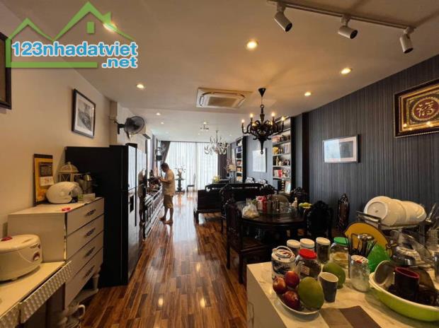 VÍP, HOA HẬU CHÂN DÀI - 8 TẦNG THANG MÁY - HOÀNG CẦU - OTO TRÁNH - VỈA HÈ , KINH DOANH -