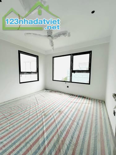 Bán Nhà Mặt Phố Quận Tây Hồ , 200m2 , 6 Tầng , Mặt tiền 8,5m , Gía chỉ 200 Tỷ