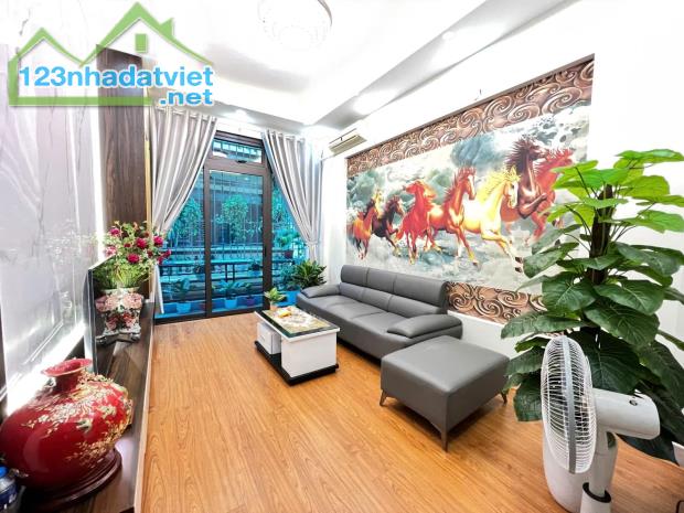 "Bán nhà phố 8/3 - Kim Ngưu, Hai Bà Trưng 41m, 5 tầng. Giá: 11.5 tỷ