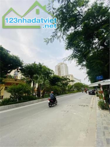 Bán nhà mặt phố Lạc Long Quân, Quận Tây Hồ, 150m2, Mặt tiền hơn 7m, giá chỉ 88 tỷ