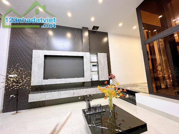 HIẾM! NHÀ KIM GIANG 7 TẦNG THANG MÁY– NGÕ THÔNG RỘNG -DT:40m2 Nhỉnh 7.5 Tỷ - 2