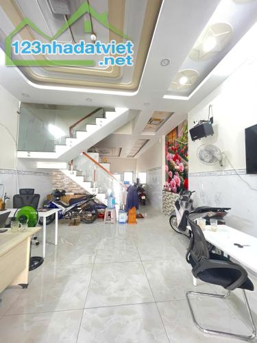 CHỈ 9.9 TỶ - NHÀ 3 TẦNG HẺM XE HƠI PHAN VĂN HỚN Q12 THU 16TR/THÁNG