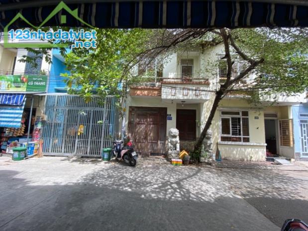 - Giảm chào 300tr - Giá mới 5 tỷ, - ĐƯỜNG 8M XE HƠI TRÁNH THÔNG - KO LỘ GIỚI - NẰM CẠNH AO