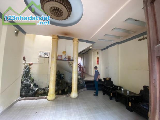 - Giảm chào 300tr - Giá mới 5 tỷ, - ĐƯỜNG 8M XE HƠI TRÁNH THÔNG - KO LỘ GIỚI - NẰM CẠNH AO - 1
