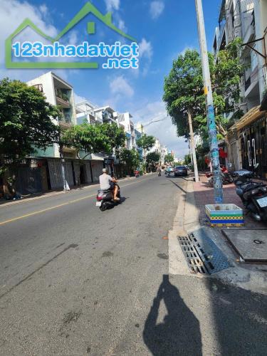 **CHỈ 16.2 Tỷ TL - Nhà Mặt Tiền CHỢ LỚN 5 Tầng 84 m2 -SHR- Vuông Vức Đẹp- Hoàn Công Đủ - 3