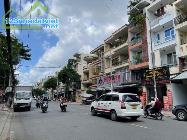 **CHỈ 16.2 Tỷ TL - Nhà Mặt Tiền CHỢ LỚN 5 Tầng 84 m2 -SHR- Vuông Vức Đẹp- Hoàn Công Đủ - 4
