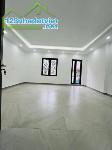 Trần Quốc Hoàn, DT 45M2x8T, MT 5.6M, giá 22.5 tỷ   8 TẦNG BỀ THẾ - Ô TÔ TRÁNH - THÔNG SÀN - 2