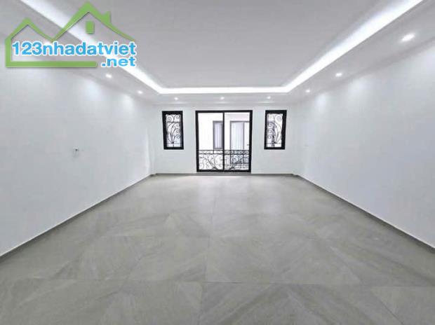 Trần Quốc Hoàn, DT 45M2x8T, MT 5.6M, giá 22.5 tỷ   8 TẦNG BỀ THẾ - Ô TÔ TRÁNH - THÔNG SÀN - 1