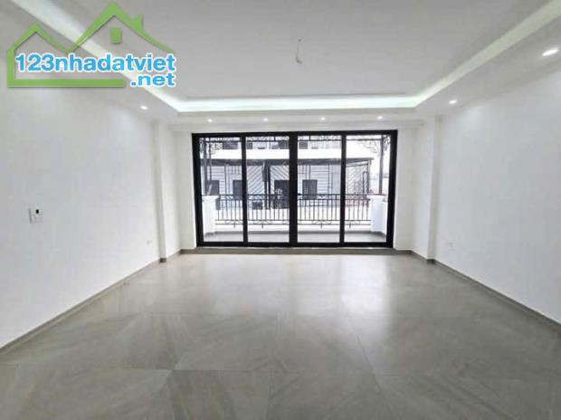 Trần Quốc Hoàn, DT 45M2x8T, MT 5.6M, giá 22.5 tỷ   8 TẦNG BỀ THẾ - Ô TÔ TRÁNH - THÔNG SÀN