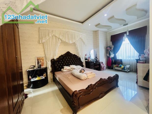 GẤP BÁN CHIA TÀI SẢN  GIẢM CHÀO 6 TỶ --BIỆT THỰ SÁT TÊN LỬA --250M2--3 TẦNG --GIÁ 20.5 TỶ - 1