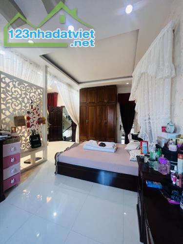 GẤP BÁN CHIA TÀI SẢN  GIẢM CHÀO 6 TỶ --BIỆT THỰ SÁT TÊN LỬA --250M2--3 TẦNG --GIÁ 20.5 TỶ - 4