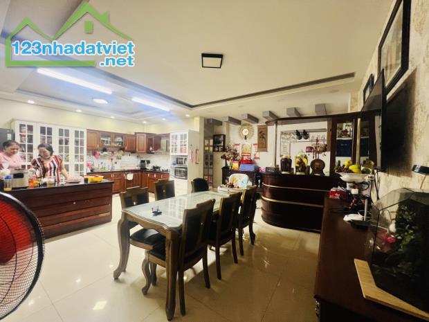 GẤP BÁN CHIA TÀI SẢN  GIẢM CHÀO 6 TỶ --BIỆT THỰ SÁT TÊN LỬA --250M2--3 TẦNG --GIÁ 20.5 TỶ - 5