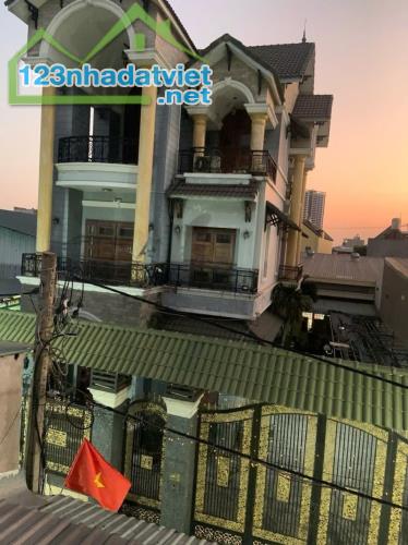 Bán BIỆT THỰ ĐẲNG CÂP 242m2 ngay Trung Tâm Dĩ An,ngang KHỦNG 12m