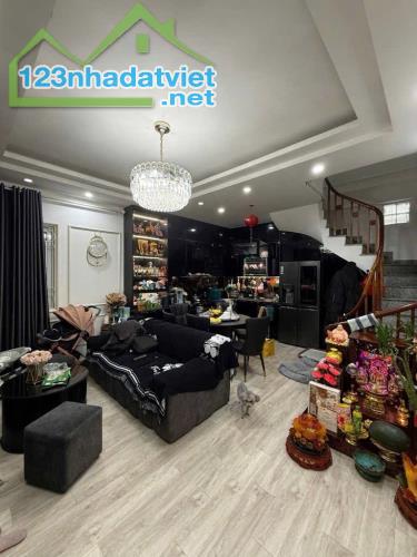 🏠    Nhà phố Thạch Bàn 6 tầng, 35m 2  👉 mặt tiền ,5 m - giá 6,9tỷ  ✅ 3 bước ra Hồ thạch