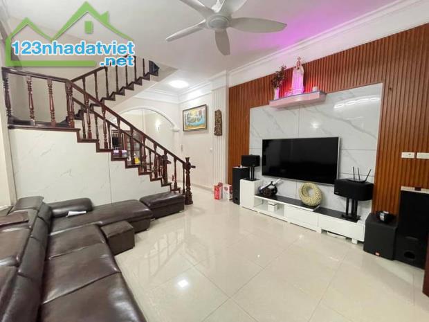 🏠    Nhà phố Thạch Bàn 6 tầng, 35m 2  👉 mặt tiền ,5 m - giá 6,9tỷ  ✅ 3 bước ra Hồ thạch - 1