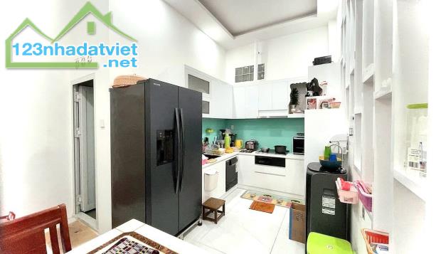 🍀🌺 HÀNG HIẾM 🌺 QUẬN 10 – NHÀ MỚI 4x14m HẺM 8M Ô TÔ , 3 TẦNG - 6 tỏi