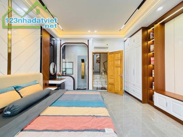 Mặt tiền đường số 9 P.9 GV - 8 tầng 96m2 - Full nội thất , thang máy - 2