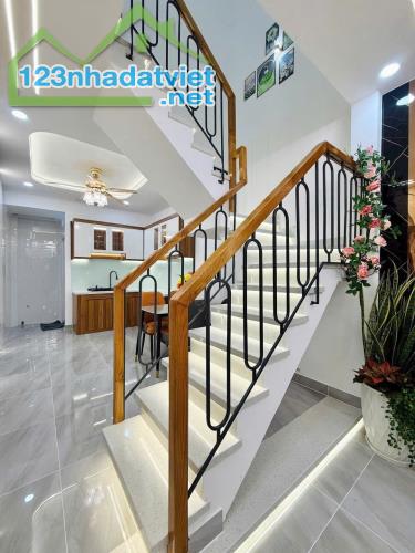 BÁN NHÀ ĐẸP - GẦN CV LÀNG HOA - GÒ VẤP - 40M2 - GIÁ 4.45 tỷ - 5