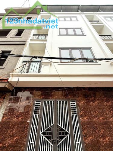 Bán nhà 5 tầng 30m cực đẹp ngõ 565 Bát Khối, Long Biên