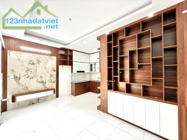 Bán nhà 5 tầng 30m cực đẹp ngõ 565 Bát Khối, Long Biên - 2
