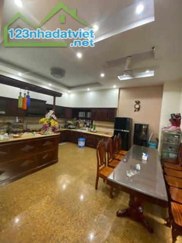 Bán BIỆT THỰ ĐẲNG CÂP 242m2 ngay Trung Tâm Dĩ An,ngang KHỦNG 12m - 3