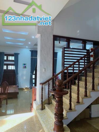 Bán BIỆT THỰ ĐẲNG CÂP 242m2 ngay Trung Tâm Dĩ An,ngang KHỦNG 12m - 1