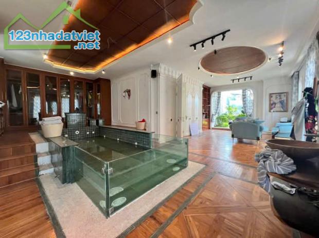 Bán BT sân vườn phố Phạm Văn Đồng, TP Giao Lưu DT239mx4TxMT8m, giá 96 tỷ sát hồ điều hòa - 2