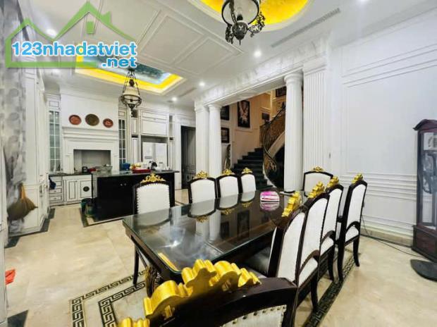 Bán BT sân vườn phố Phạm Văn Đồng, TP Giao Lưu DT239mx4TxMT8m, giá 96 tỷ sát hồ điều hòa - 3