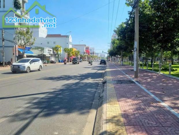 Cần bán nhà mặt tiền đường Trương Hán Siêu đối diện công viên Võ Văn Kiệt gần siêu thị Lot