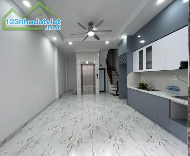 🍁NHÀ MỚI GIÁP BÁT 8,6 TỶ/33M2/6 TẦNG/ MT4,3M - THANG MÁY - NGÕ ĐẸP - TIỆN ÍCH BẠT NGÀN