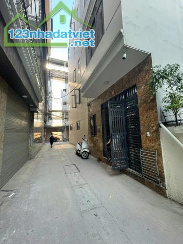 Bán nhà Hoàng Đạo Thành - Ngõ thông- Ô tô đỗ cửa- Kinh doanh- 30m2, nhỉnh 10 tỷ