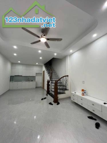 Bán Gấp Nhà NGUYỄN VĂN CỪ-LONG BIÊN 36m 5 Tầng Mặt Tiền 4.2m Chỉ 6.2 Tỷ Gần Mặt Phố - 1