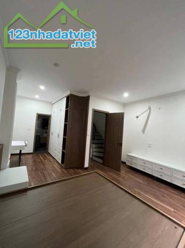 Bán Gấp Nhà NGUYỄN VĂN CỪ-LONG BIÊN 36m 5 Tầng Mặt Tiền 4.2m Chỉ 6.2 Tỷ Gần Mặt Phố - 3