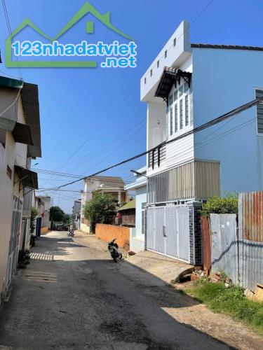 Nhà hẻm Đường Nhựa Ô TÔ cấp 1 Hùng Vương giữa khu dân cư đông đúc...