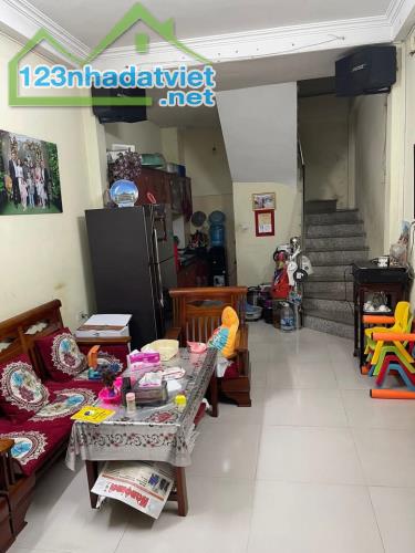 Cho thuê nhà ngõ phố Pháo Đài Láng Đống Đa 30m x 4 tầng, giá 10tr/tháng
