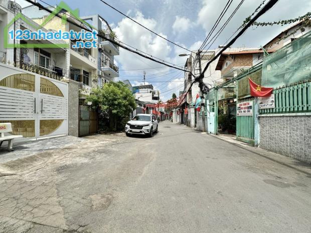 MẶT TIỀN KINH DOANH GIÁP LÊ QUANG ĐỊNH, PHAN VĂN TRỊ