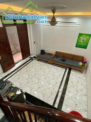 NHÀ ĐẸP THẠCH BÀN – 6 TẦNG Ở LUÔN – CÁCH 1 NHÀ RA Ô TÔ – 6,25 TỶ