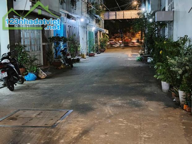 NHÀ KHU VIP HUỲNH VĂN BÁNH 4 TẦNG BTCT 52M2, GẦN MẶT TIỀN NGANG 4M, 4 PHÒNG NGỦ NHỈNH 8 TỶ