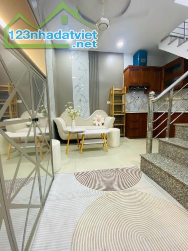 BÁN CĂN NHÀ NGAY TRUNG TÂM ĐÔNG ĐA 4.35 TỶ-OTO ĐỖ CỔNG-NHÀ ĐẸP Ở LUÔN