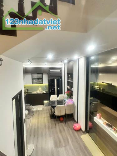 PHÂN LÔ CÁN BỘ - Ô TÔ-NỘI THẤT SỊN SÒ TẠI VĂN QUÁN -HÀ ĐÔNG 12 TỶ