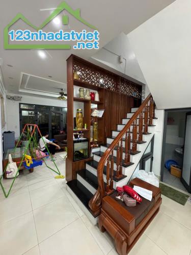 Bán Gấp Nhà Trong Ngõ Ô Tô Đường Hoàng Mai. 61m2, Mặt Tiền 5,3m,5 Tầng . 13,8 tỉ đẹp long