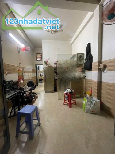 Cần bán nhà siêu đẹp, HẺM ÔTÔ, Trần Thị Hè, quân12, dt: 35m2, giá siêu rẻ, chỉ 3.x tỷ.