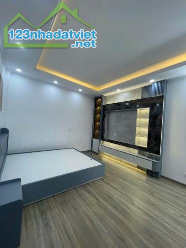 Bán nhà riêng chính chủ Phố Khương Đình, 32.1m2, ngõ to rộng, full nội thất, giá chỉ 7.8ỷ