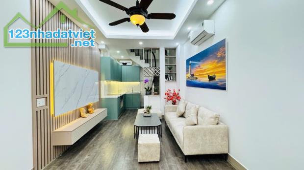 BÁN NHÀ ĐẸP NGUYỄN VĂN CỪ – 40M² NHỈNH 6 TỶ – Ô TÔ ĐỖ CỔNG ,10M Ô TÔ TRÁNH