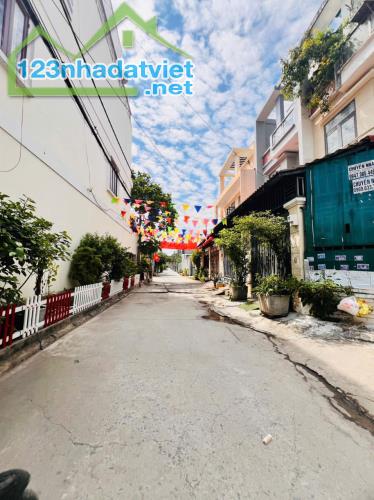 NHÀ KHU ĐỒNG BỘ CỰC ĐẸP ĐẼ VĂN MINH! ĐƯỜNG 8M Ô TÔ ĐẬU CỬA, GIÁP GÒ VẤP