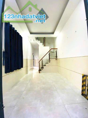 Bán nhà mặt tiền tại TT Nhà Bè - Diện tích: 3,2m x 8,0m - Giá: 2 Tỷ 490T - 3
