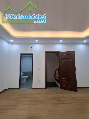 Bán nhà Gia Quất Long Biên – Ô tô qua nhà – Ngõ thông - Ở ngay - 34m - 6.4 Tỷ(TL) - 2