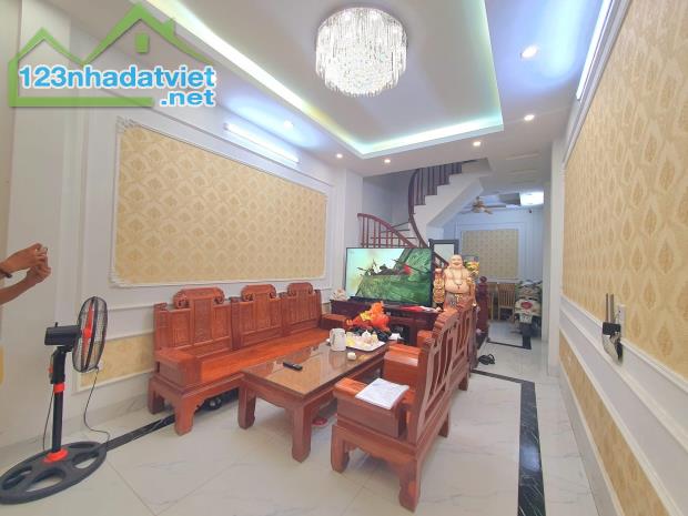 Mặt ngõ Khương Đình ô tô đỗ, kinh doanh, vài bước ra mặt phố 42mx5t 11.5 tỷ.